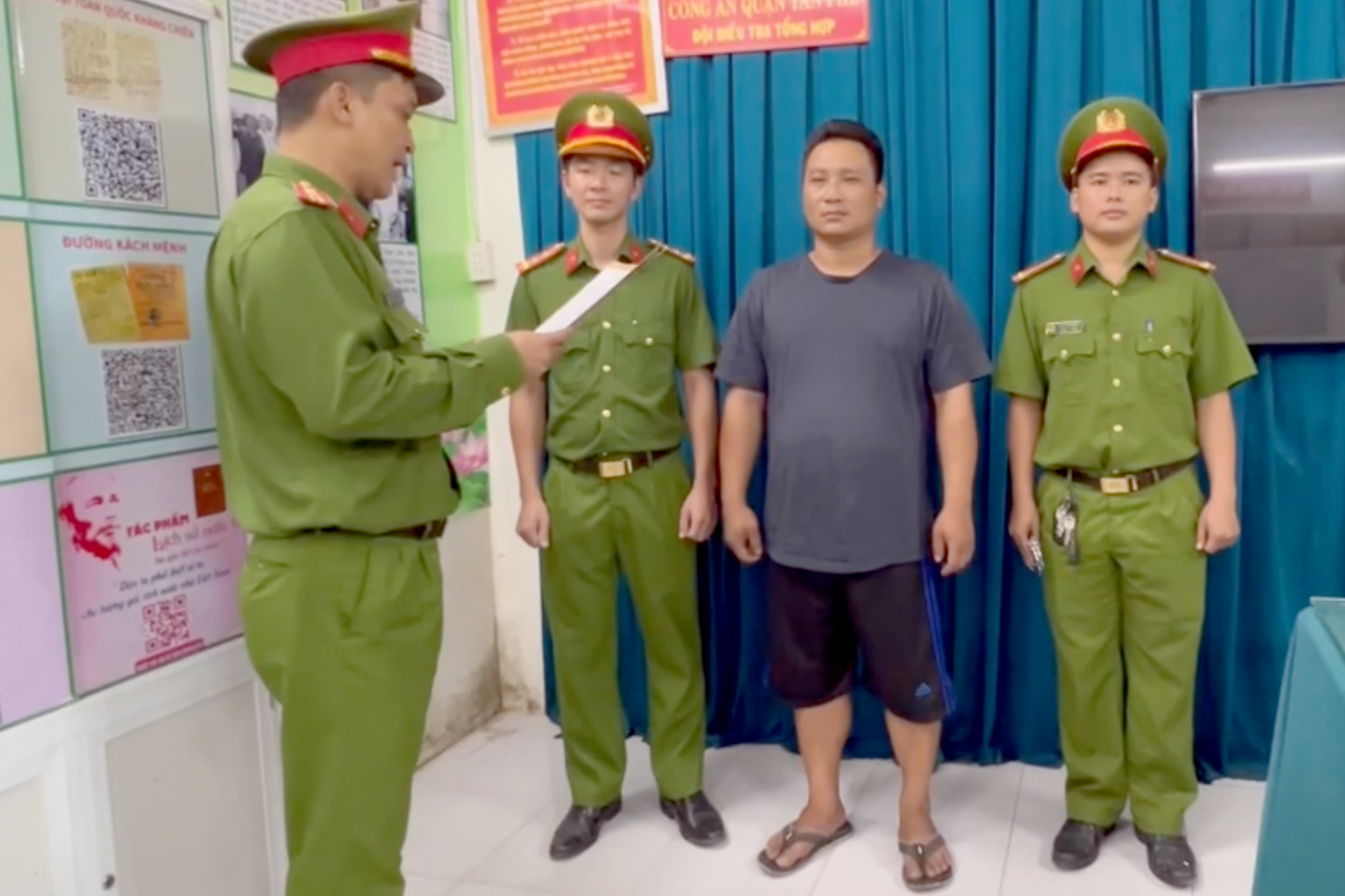 Cơ quan công an tống đạt quyết định đối với ông Ung A Nam. Ảnh: Công an cung cấp.