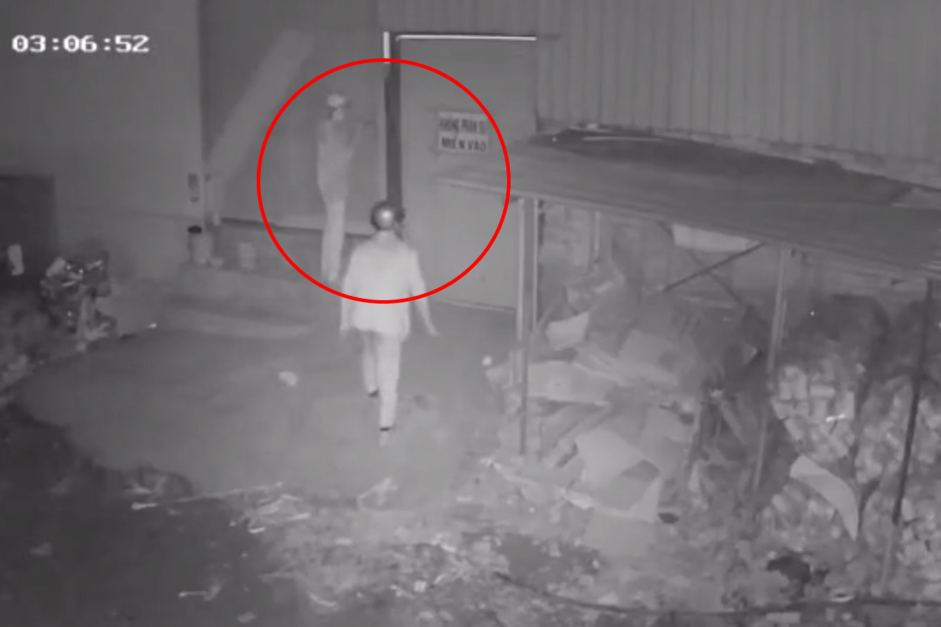 Camera ghi cảnh 2 thanh niên đột nhập nhà dân ở huyện Bình Chánh để trộm cắp vào rạng sáng 23/4. Ảnh cắt từ clip. Camera ghi cảnh 2 thanh niên đột nhập nhà dân ở huyện Bình Chánh để trộm cắp vào rạng sáng 23/4. Ảnh cắt từ clip.