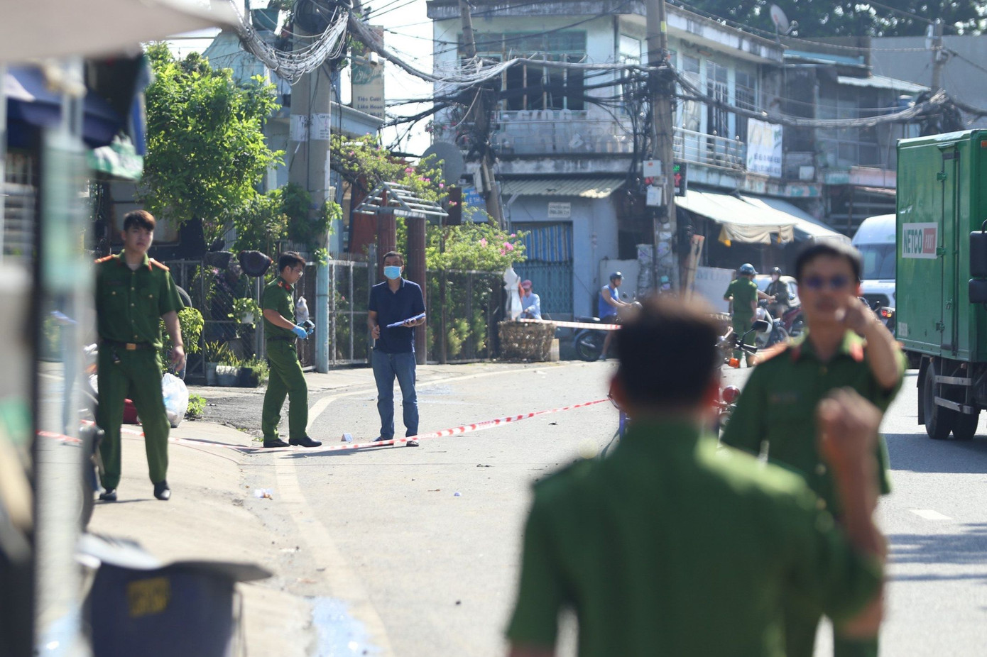 Lực lượng công an phong tỏa, khám nghiệm hiện trường. Lực lượng công an phong tỏa, khám nghiệm hiện trường.