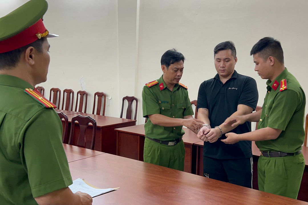 Cơ quan công an tống đạt các quyết định đối với Võ Hải Đương. Ảnh: Công an cung cấp. Cơ quan công an tống đạt các quyết định đối với Võ Hải Đương. Ảnh: Công an cung cấp.