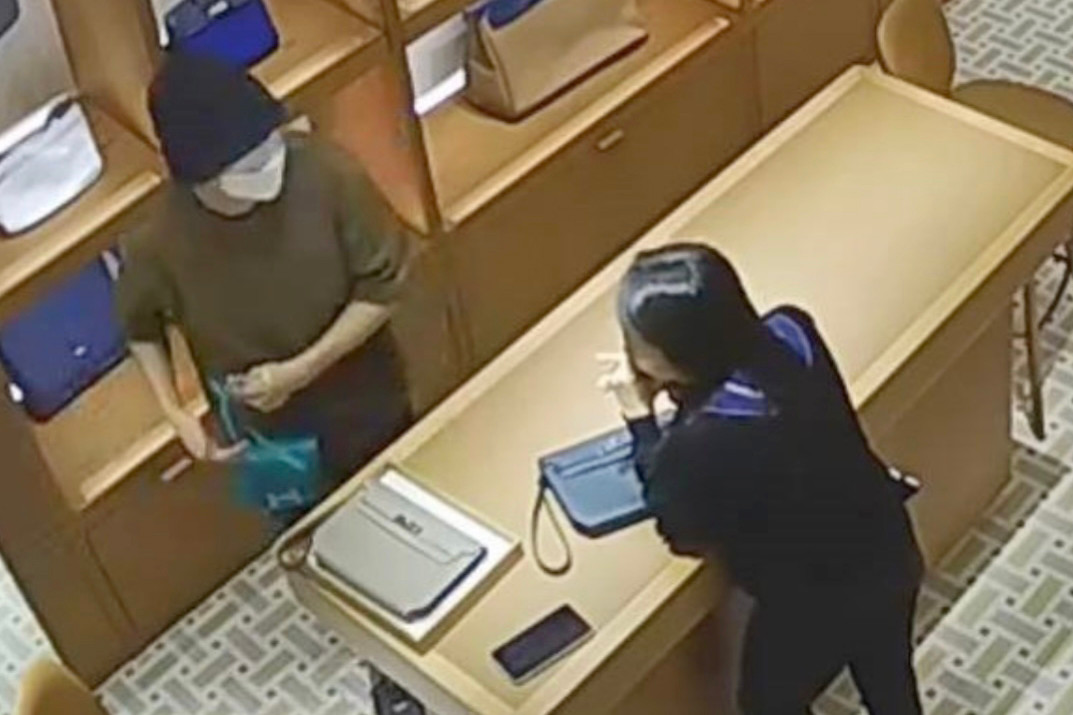 Camera ghi cảnh Chiến giả vờ mua hàng rồi trộm cắp. Ảnh: A.X.