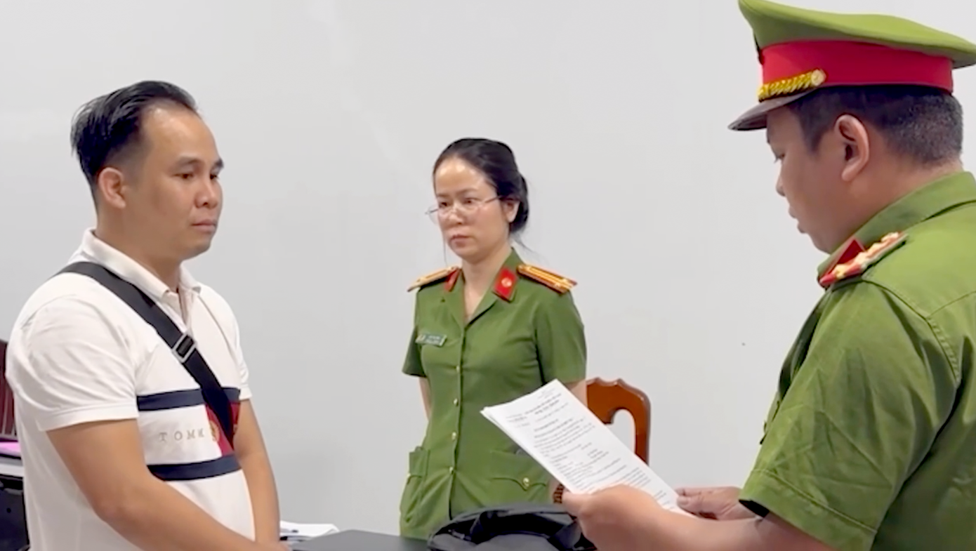 Cơ quan công an tống đạt các quyết định đối với ông Phạm Tiến Cường. Ảnh: Công an cung cấp.