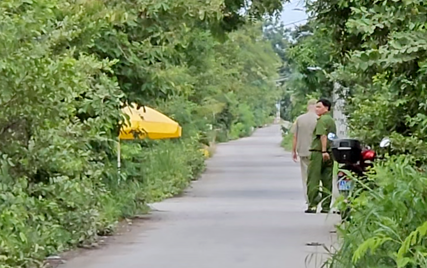 Công an túc trực tại căn nhà xảy ra vụ việc. Công an túc trực tại căn nhà xảy ra vụ việc.