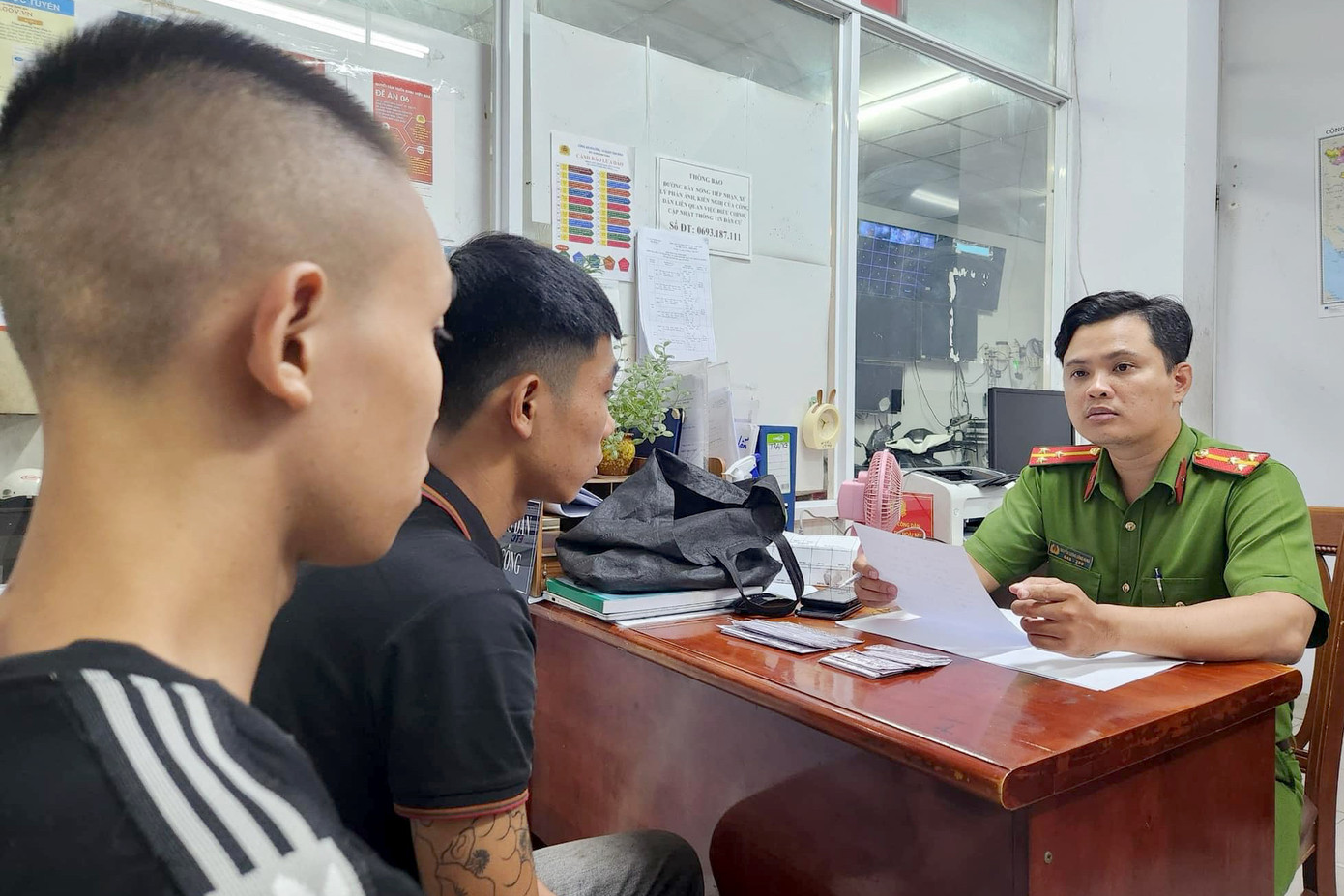 Công an làm việc với 2 thanh niên dán quảng cáo trái phép tại quận Tân Bình. Công an làm việc với 2 thanh niên dán quảng cáo trái phép tại quận Tân Bình.