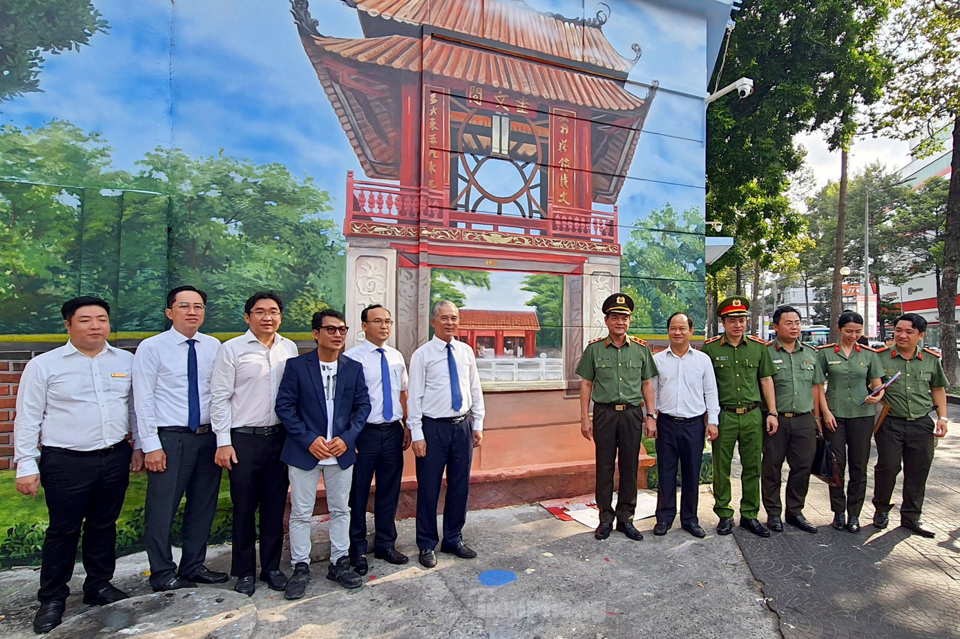 Lãnh đạo UBND và Công an TPHCM chụp hình lưu niệm tại công trình bích họa ở quận 1. Ảnh: Hoàng Thuận. Lãnh đạo UBND và Công an TPHCM chụp hình lưu niệm tại công trình bích họa ở quận 1. Ảnh: Hoàng Thuận.