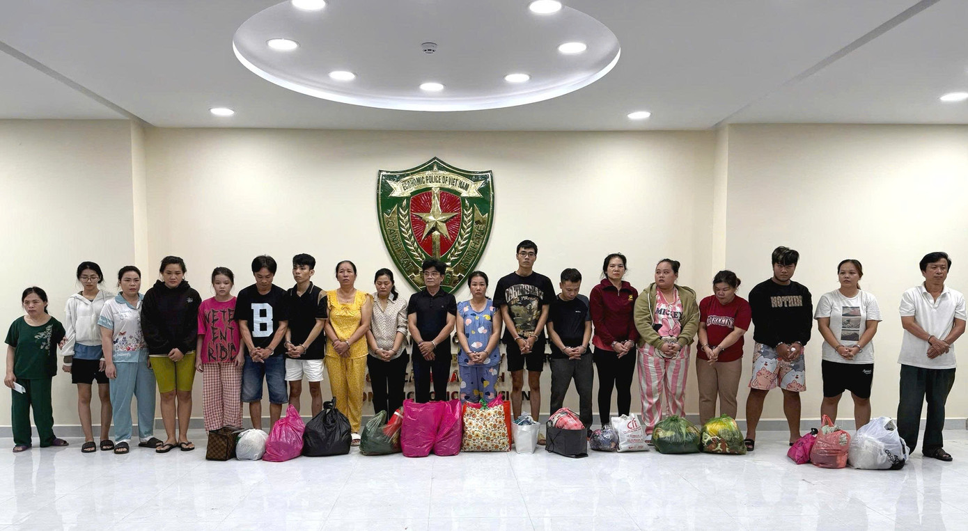 Các đối tượng trong đường dây sản xuất dầu gió giả. Ảnh: C.A.