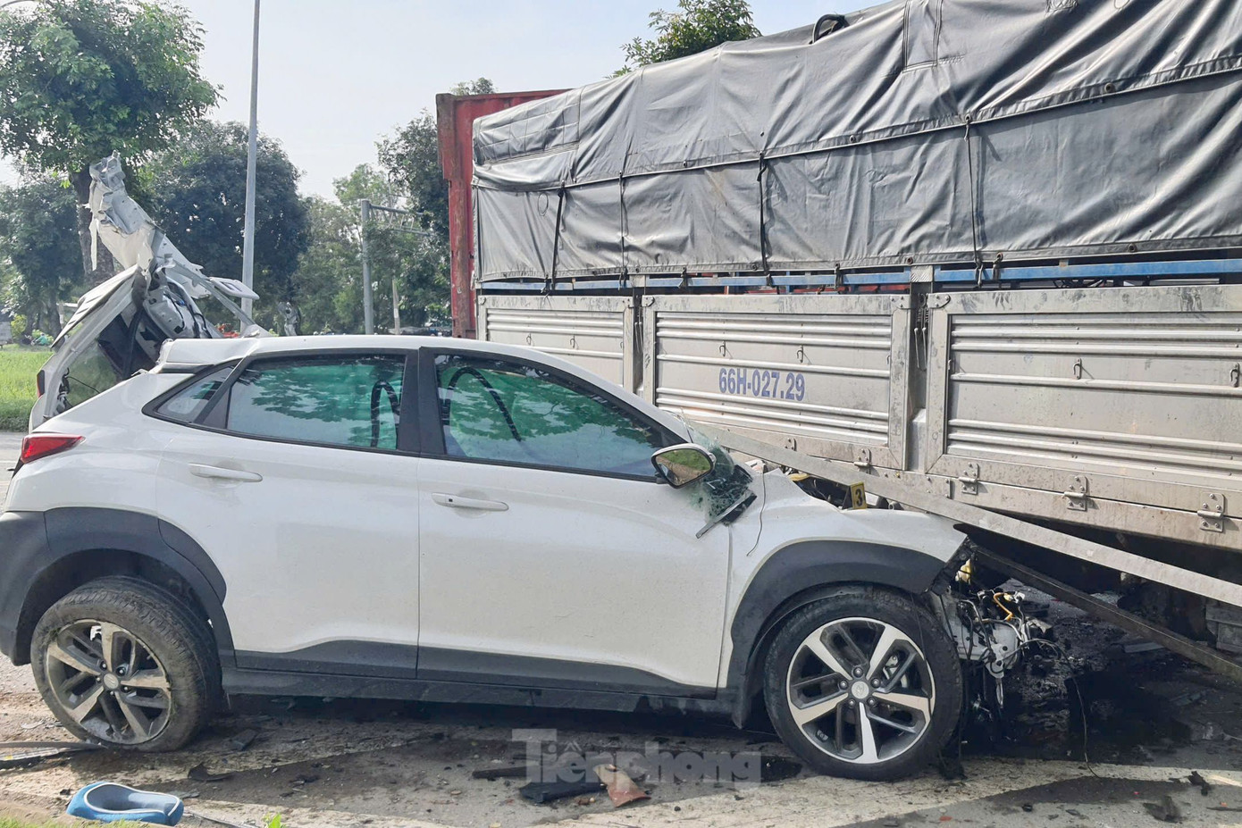 Ô tô cắm đầu vào hông xe tải. Ảnh: Hoàng Thuận.