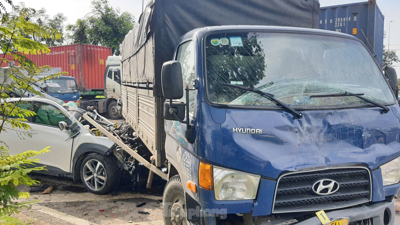 Đầu ô tô bị biến dạng. Ảnh: Hoàng Thuận.