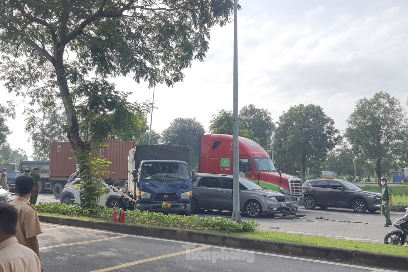 Các phương tiện dính chùm trên đường Nguyễn Văn Linh. Ảnh: Hoàng Thuận.