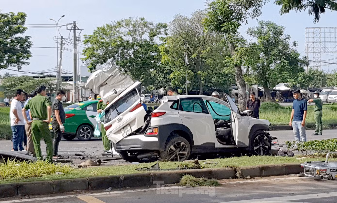 Ô tô 5 chỗ biến dạng sau vụ tai nạn liên hoàn. Ảnh: Hoàng Thuận.