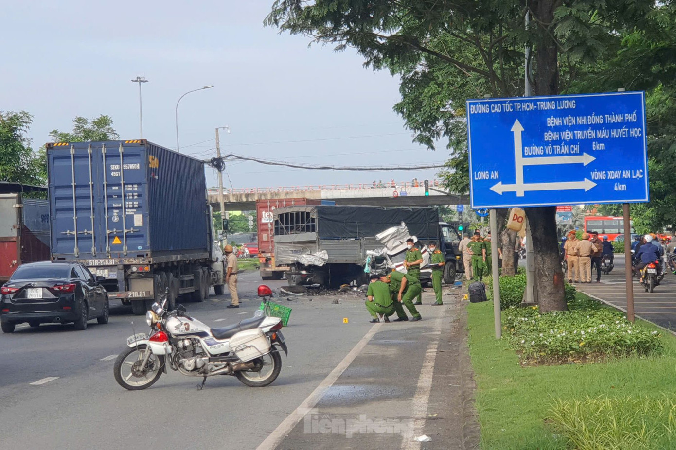 Lực lượng công an khám nghiệm hiện trường. Ảnh: Hoàng Thuận.