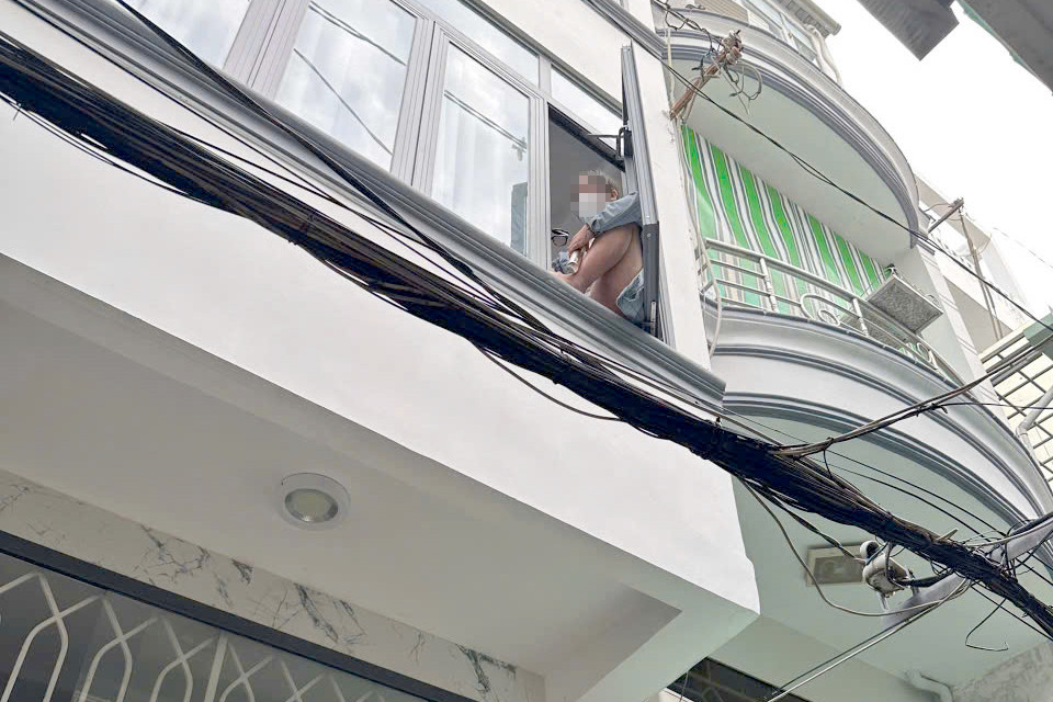 Cô gái định nhảy từ tầng 2 xuống đất để tự tử. Ảnh: C.A. Cô gái định nhảy từ tầng 2 xuống đất để tự tử. Ảnh: C.A.