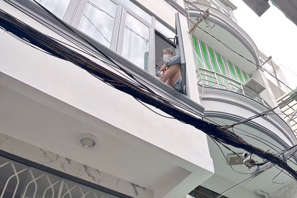 Cô gái định nhảy từ tầng 2 xuống đất để tự tử. Ảnh: C.A.