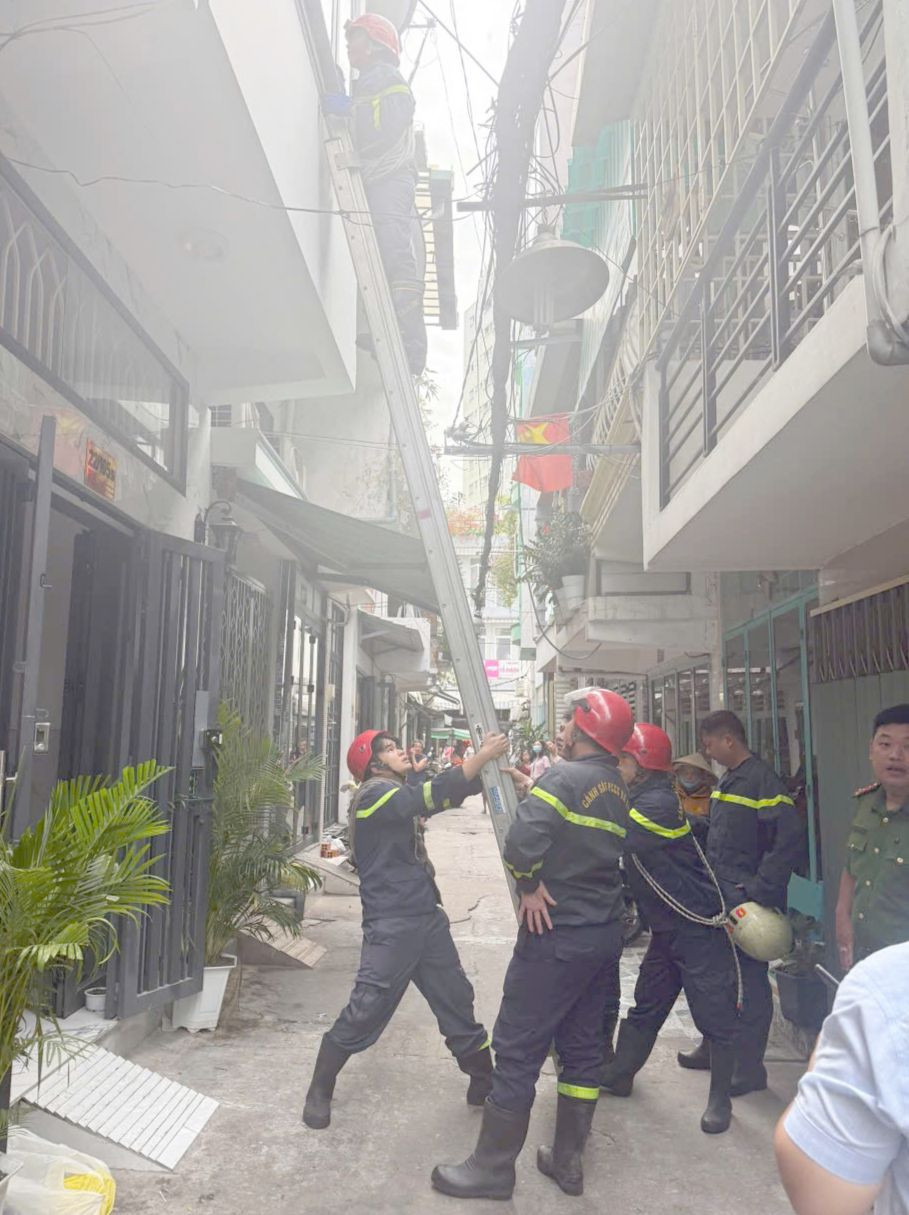 Lực lượng chức năng triển khai công tác cứu hộ. Ảnh: C.A. Lực lượng chức năng triển khai công tác cứu hộ. Ảnh: C.A.