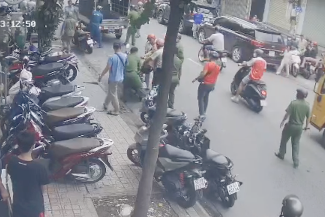 Lực lượng chức năng khống chế ông Hoàn, đưa về trụ sở làm việc. Ảnh cắt từ clip.