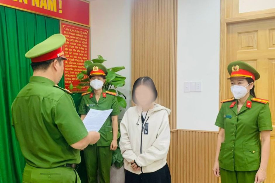 Cơ quan điều tra tống đạt các quyết định đối với Nguyễn Hoàng Kim Vy. Ảnh: Công an cung cấp.