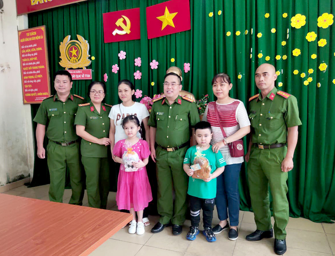 Công an quận 1 trao thẻ căn cước cho 2 công dân dưới 6 tuổi. Công an quận 1 trao thẻ căn cước cho 2 công dân dưới 6 tuổi.