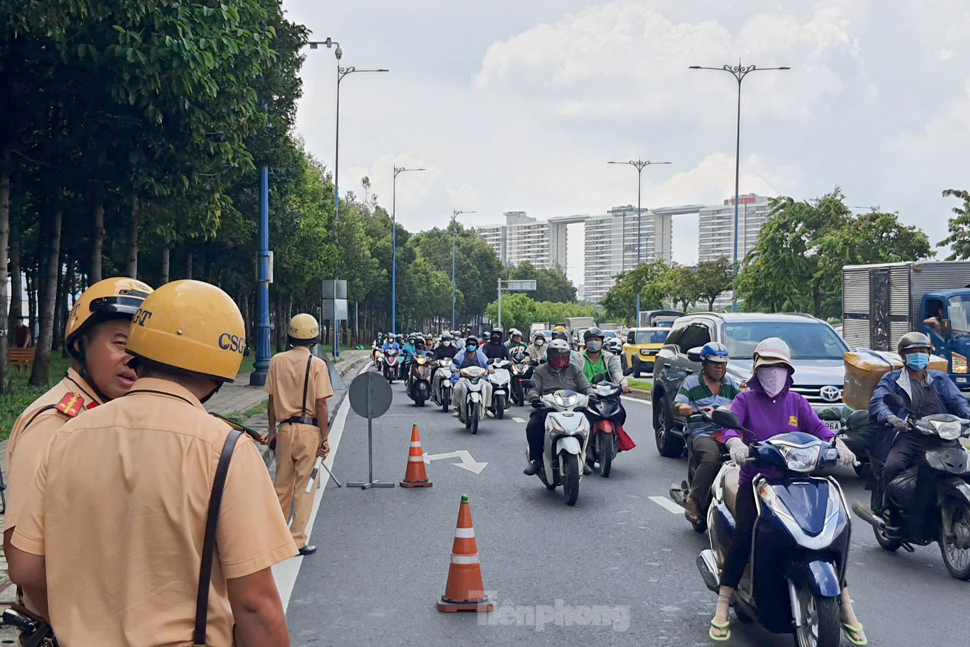 Xe máy được phép lưu thông với tốc độ 50km/h trên đường Võ Văn Kiệt. Ảnh: Hoàng Thuận