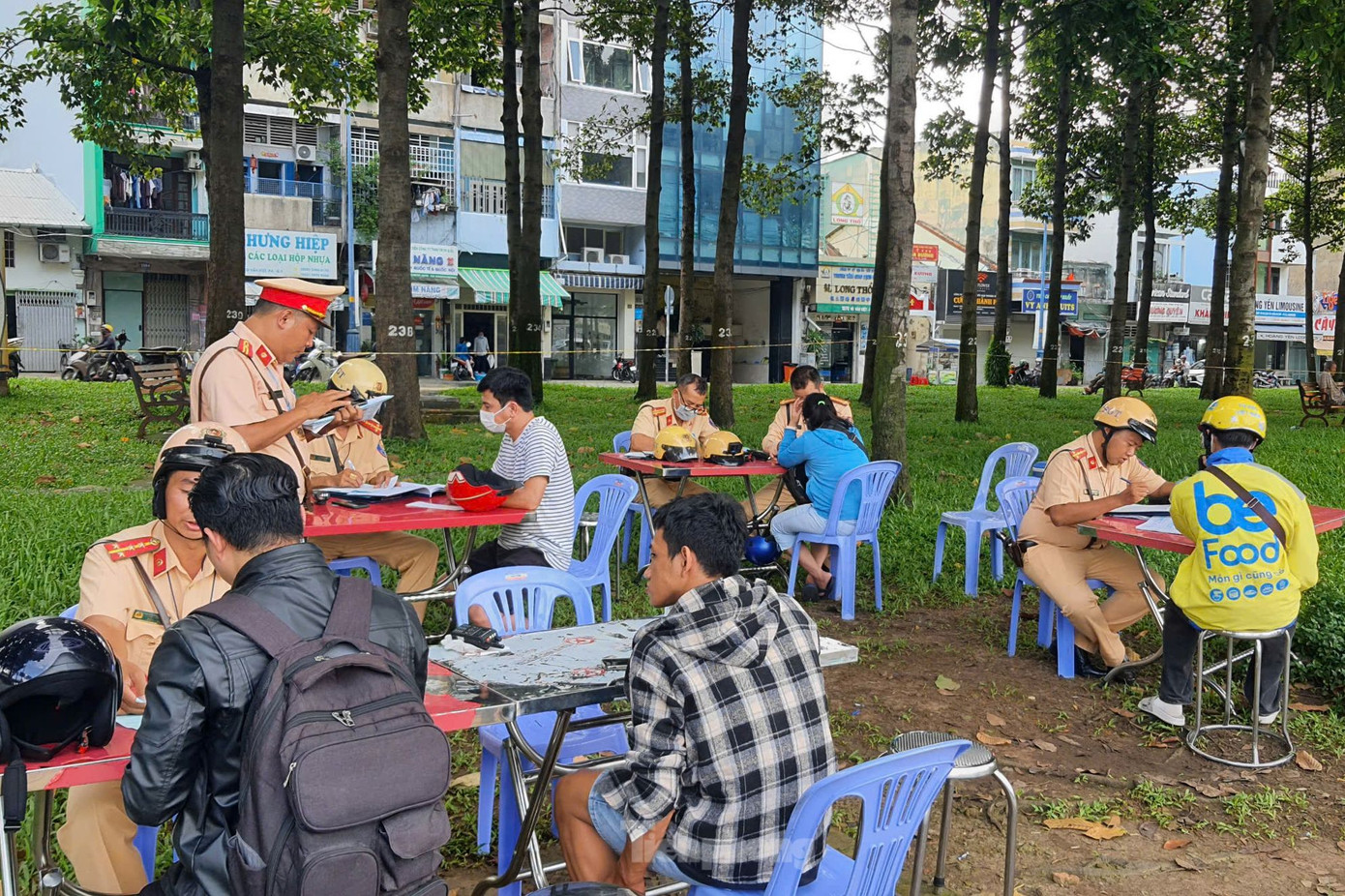 Nhiều người đi xe máy bị lập biên bản vì chạy quá tốc độ. Ảnh: Hoàng Thuận