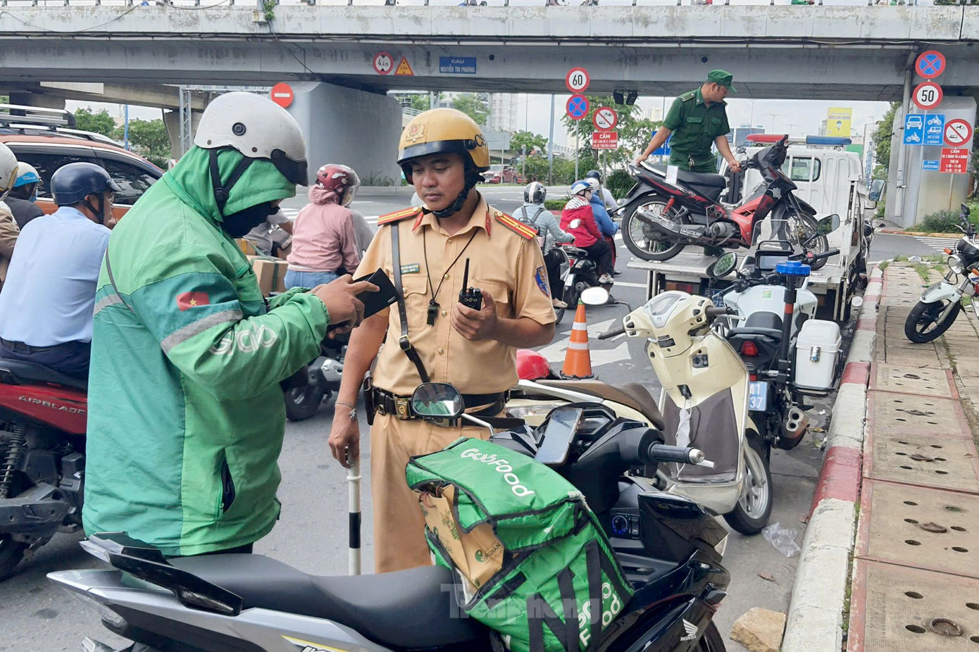 Một tài xế công nghệ chạy quá tốc độ trên đường Võ Văn Kiệt. Ảnh: Hoàng Thuận