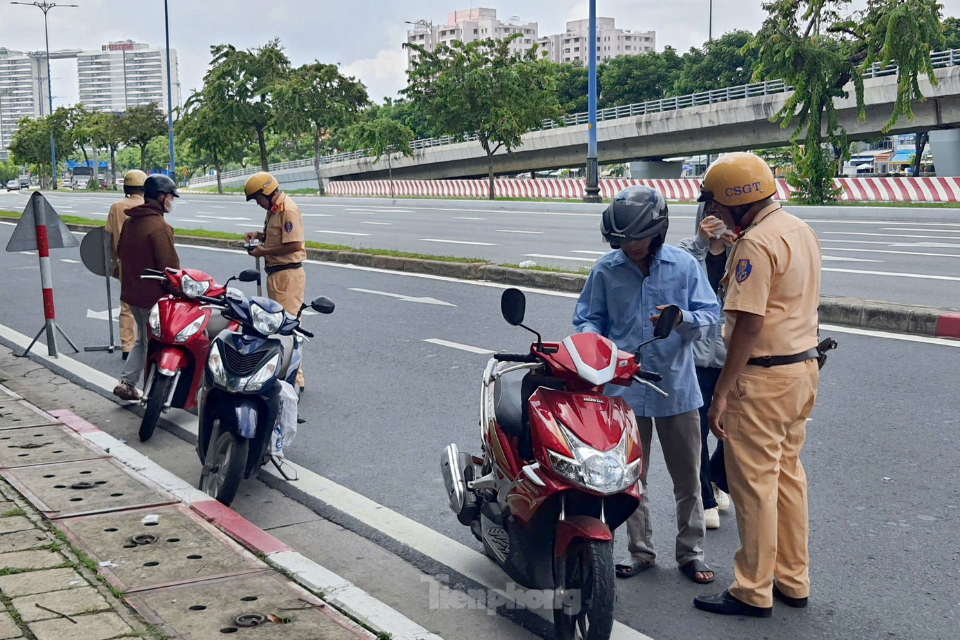 Lực lượng CSGT khuyến cáo người dân tuân thủ tốc độ khi lưu thông trên đường. Ảnh: Hoàng Thuận