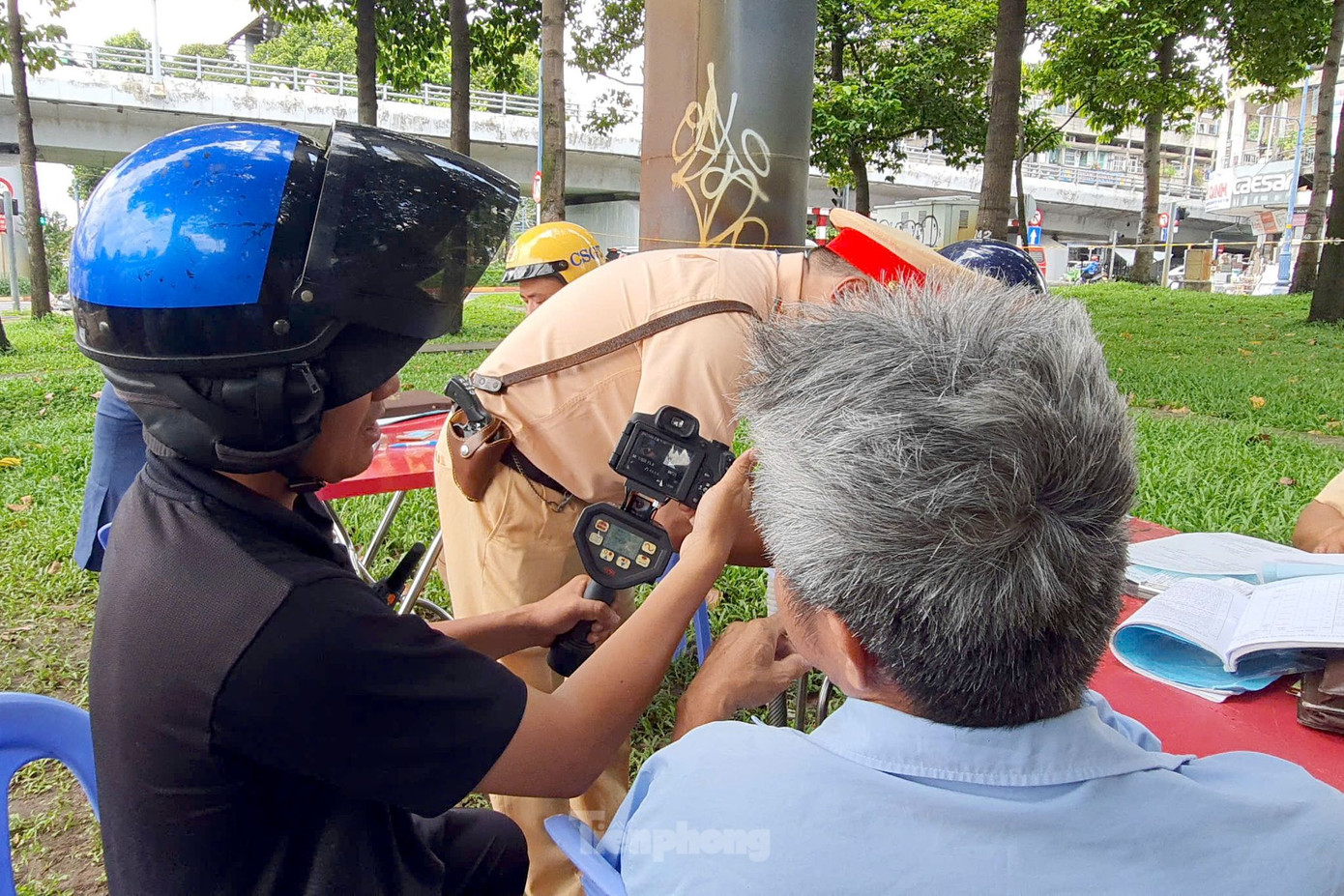 Tổ công tác cho ông H. xem lại hình ảnh vi phạm. Ảnh: Hoàng Thuận