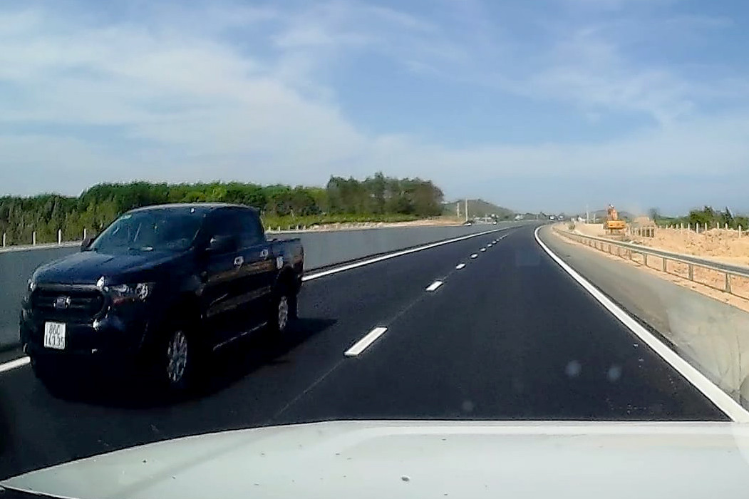 Ô tô bán tải chạy ngược chiều trên cao tốc Phan Thiết - Dầu Giây (Ảnh cắt từ clip). Ô tô bán tải chạy ngược chiều trên cao tốc Phan Thiết - Dầu Giây (Ảnh cắt từ clip).