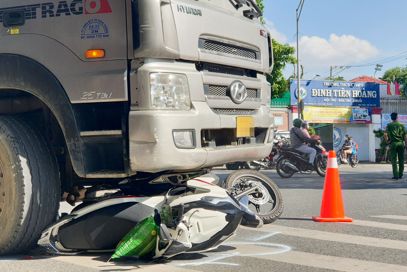 Xe máy bị lọt vào gầm xe ben (Ảnh: Hoàng Thuận). Xe máy bị lọt vào gầm xe ben (Ảnh: Hoàng Thuận).