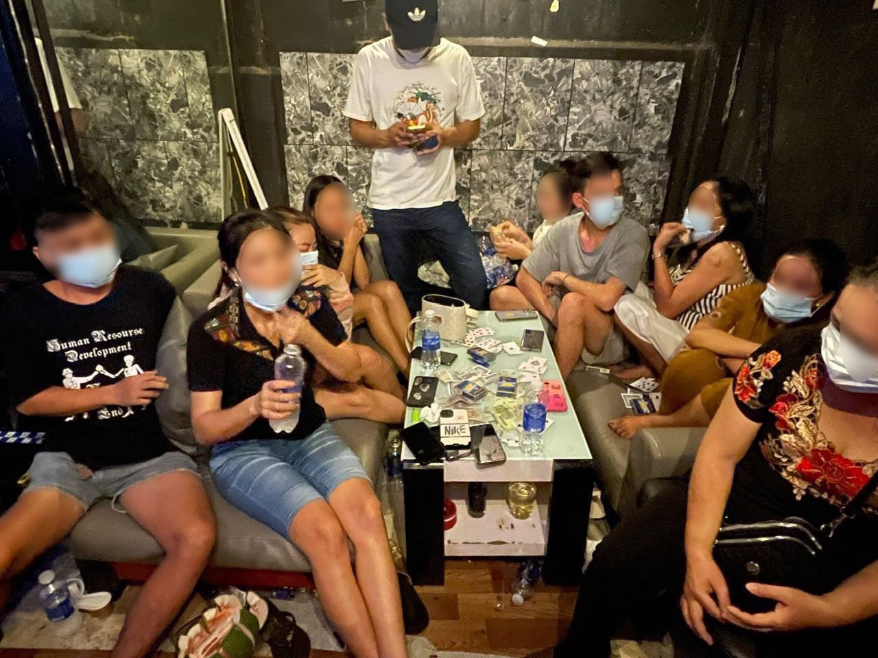 Nhóm người đánh bài ăn tiền bị bắt quả tang. Ảnh: M.A. Nhóm người đánh bài ăn tiền bị bắt quả tang. Ảnh: M.A.