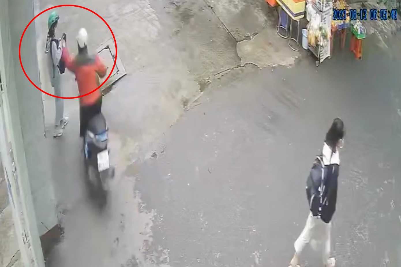 Camera ghi cảnh Tùng giật điện thoại của nữ sinh viên (Ảnh cắt từ clip).