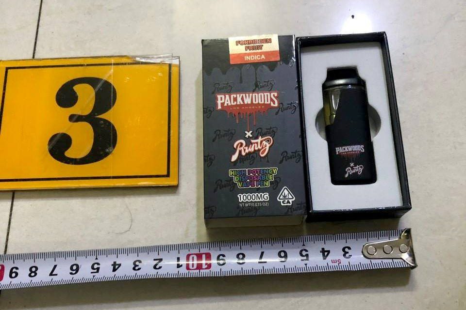 Một loại thuốc lá điện tử được phát hiện (Ảnh: C.A.).