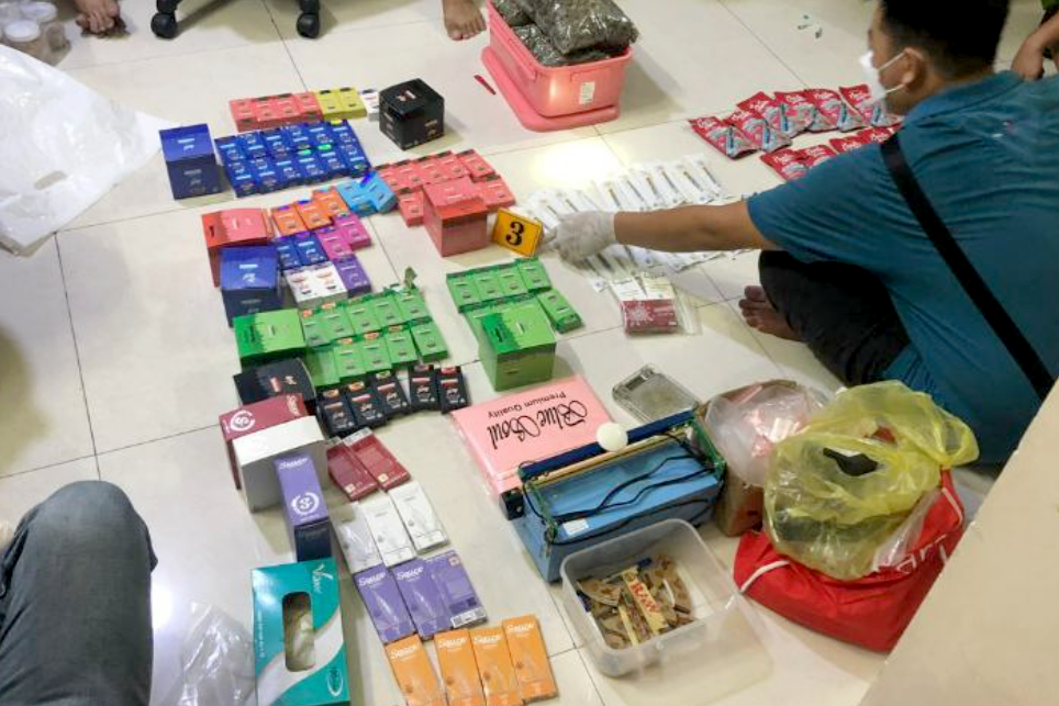 Các loại thuốc lá điện tử, tinh dầu bị lực lượng chức năng thu giữ (Ảnh: C.A.).