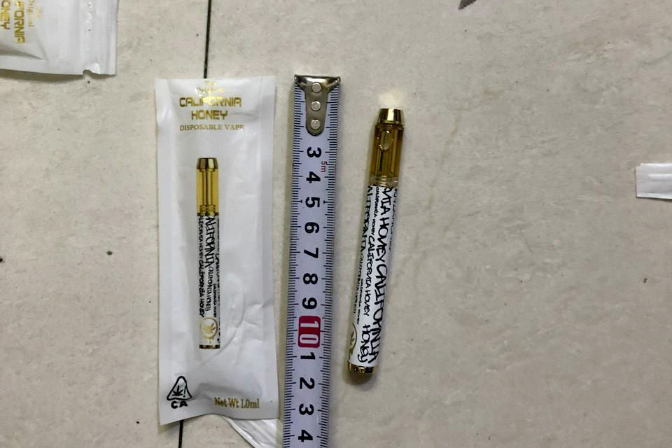 Cơ quan chức năng xác định tinh dầu trong thuốc lá điện tử dạng "pod chill" là hóa chất chứa ma túy, tạo ảo giác, tăng kích thích, hưng phấn (Ảnh: C.A.).