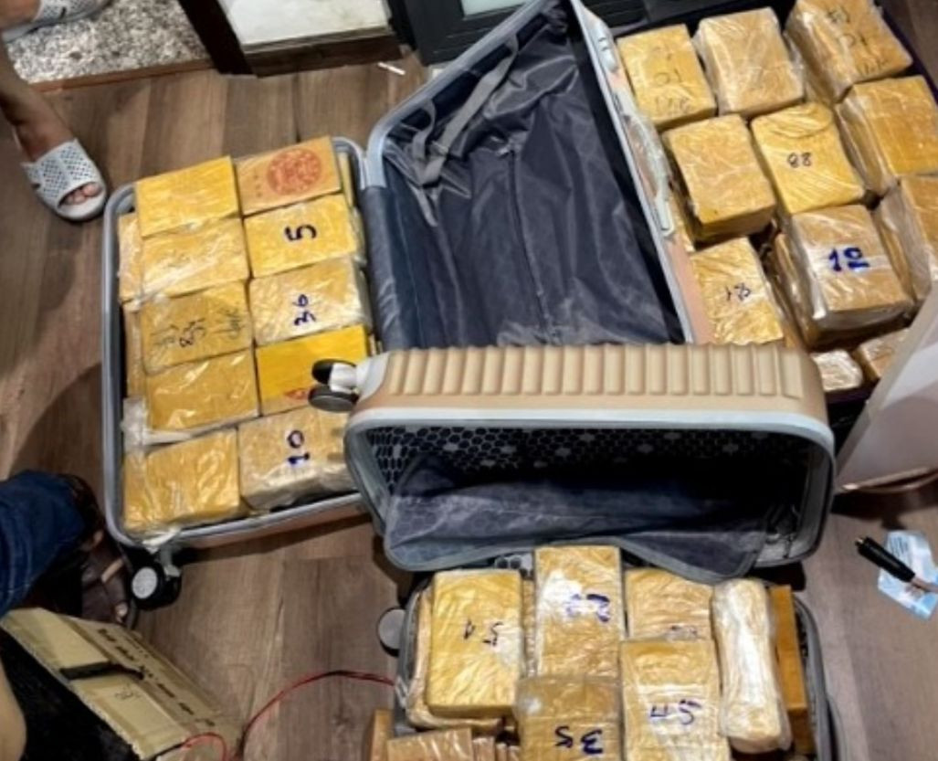 Ma túy được cất giấu trong các vali.