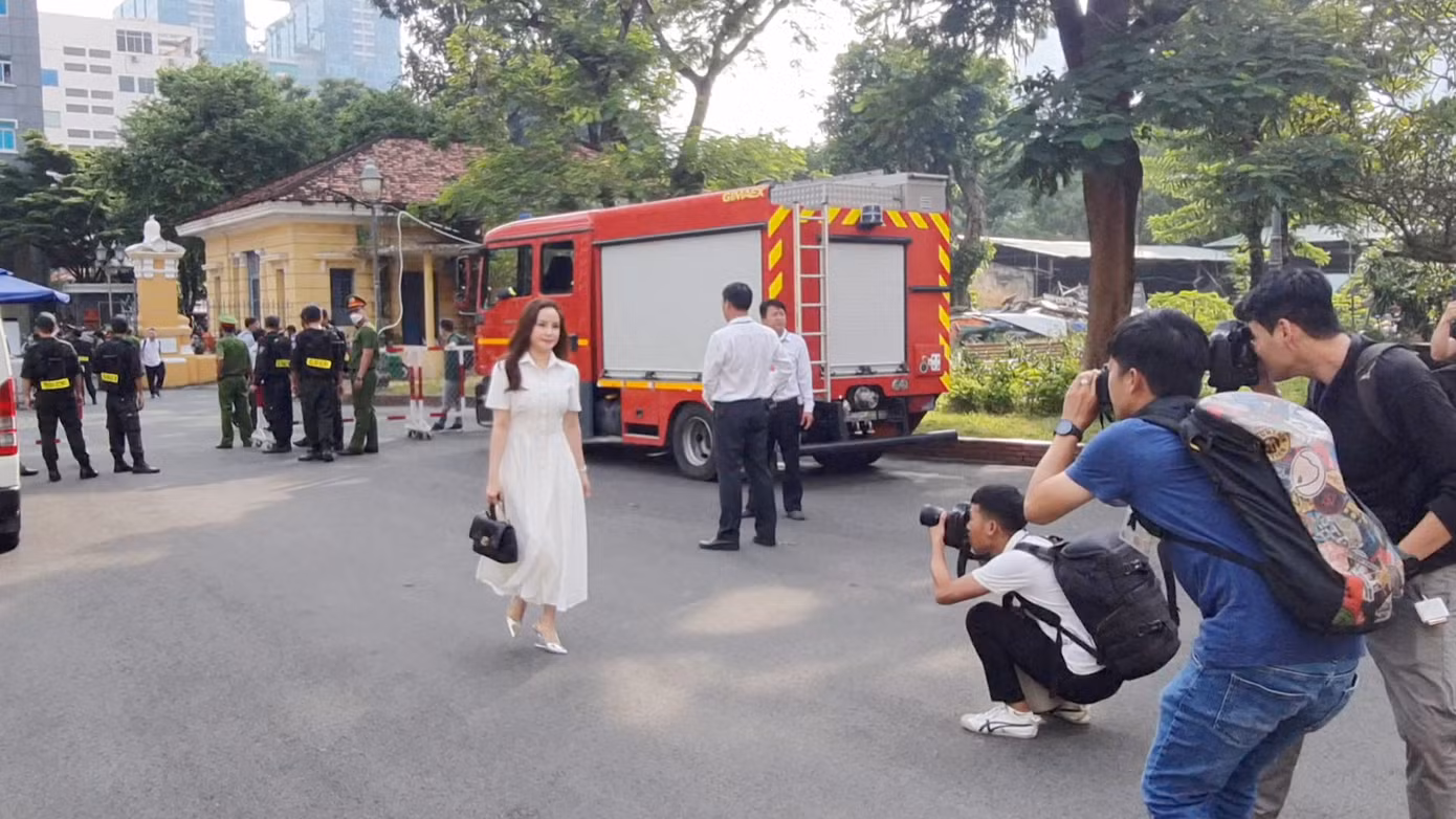 Ca sĩ Vy Oanh đến dự phiên toà một mình. Ảnh: Hoàng Thuận.