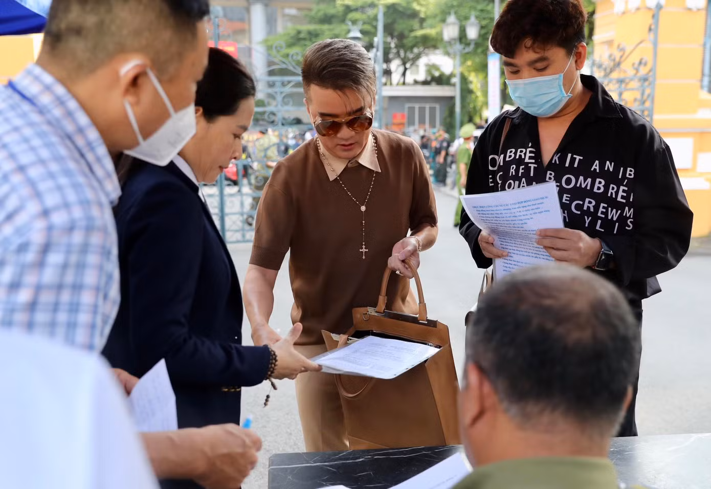 Ca sĩ Đàm Vĩnh Hưng (người đeo kính) làm thủ tục tham dự phiên tòa. Ảnh: Duy Anh. Ca sĩ Đàm Vĩnh Hưng (người đeo kính) làm thủ tục tham dự phiên tòa. Ảnh: Duy Anh.