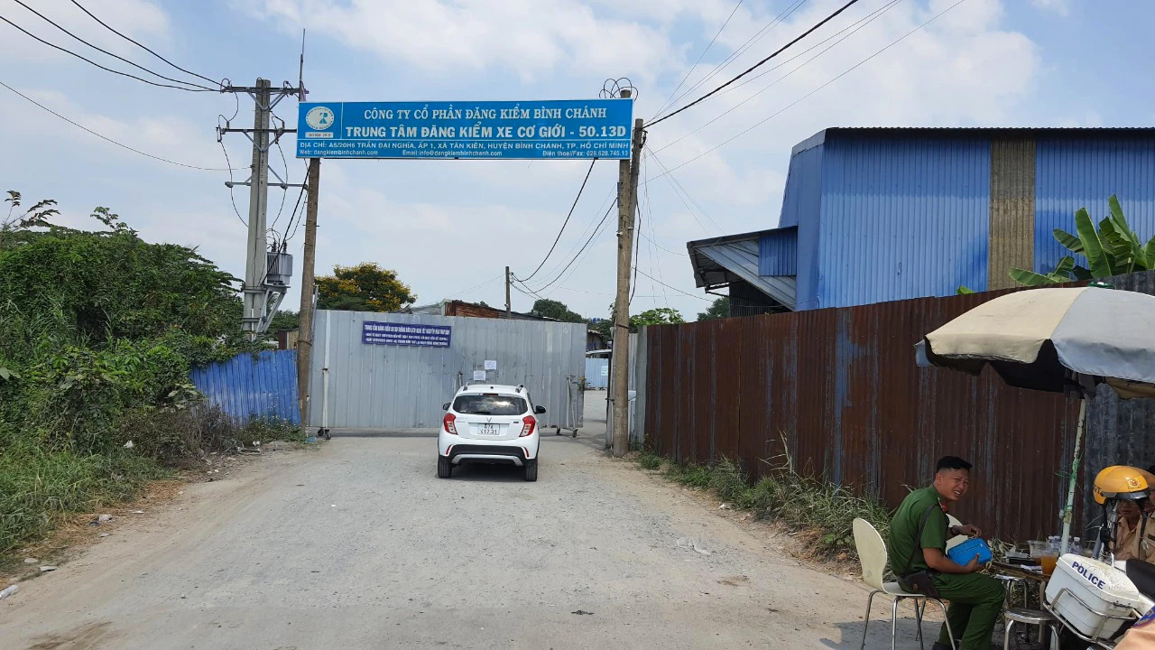 Công an khám xét TTĐK 50-13D vào cuối tháng 2/2023. Ảnh: Hoàng Thuận.