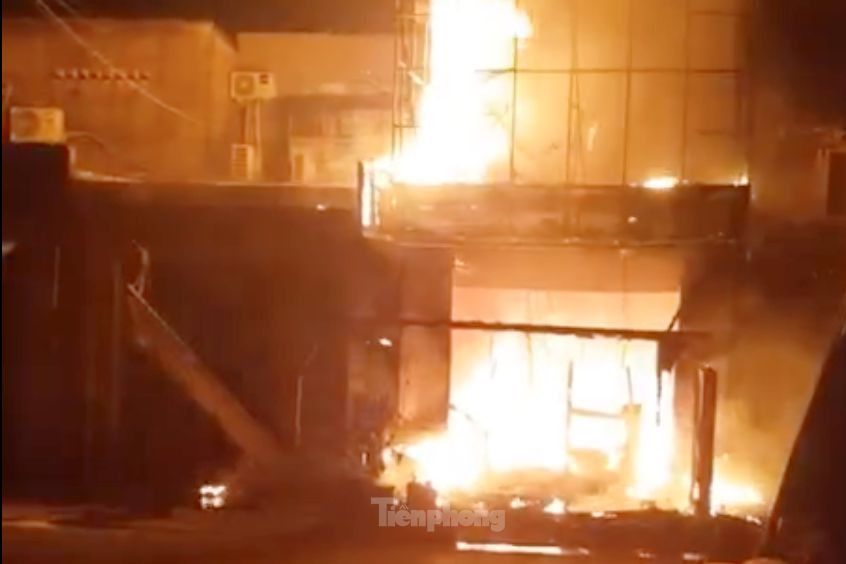 Lửa bao trùm tiệm spa. Ảnh: Hoàng Thuận.