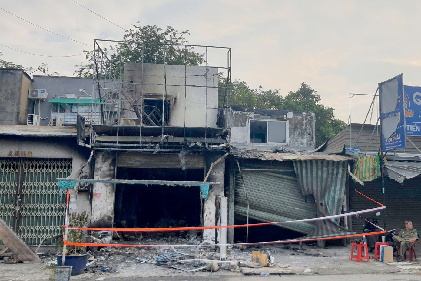 Lực lượng chức năng căng dây phong tỏa để điều tra nguyên nhân. Ảnh: Hoàng Thuận.