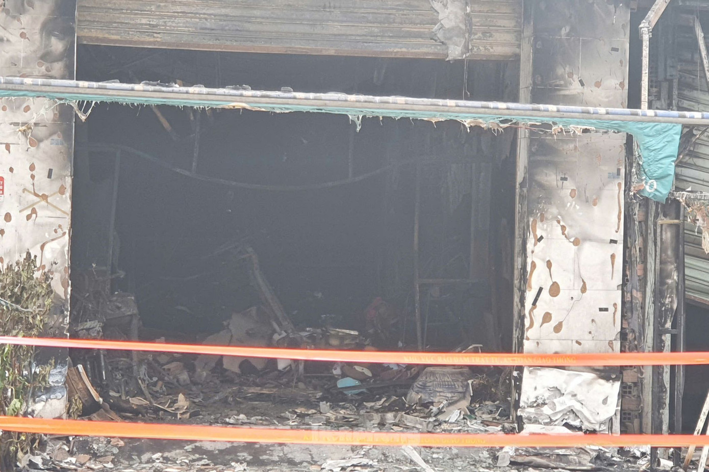 Nhiều tài sản bên trong tiệm spa bị cháy rụi. Ảnh: Hoàng Thuận.