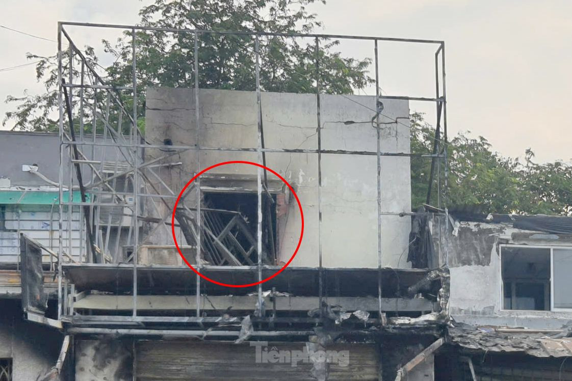 Vị trí hai mẹ con chủ tiệm spa phá cửa nhôm để thoát nạn. Ảnh: Hoàng Thuận.