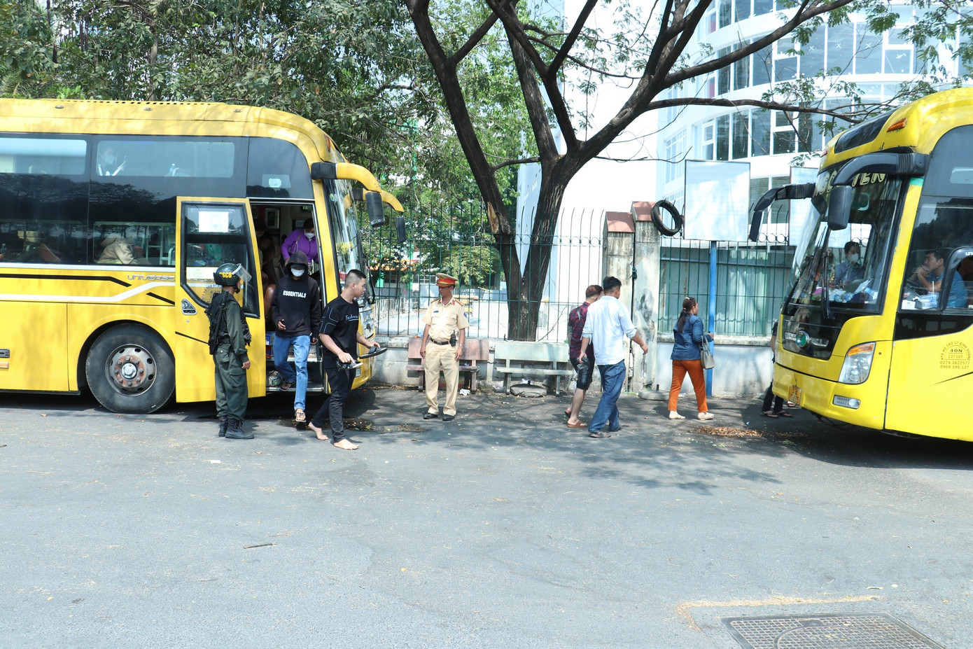 Số hành khách vượt quá quy định được chuyển sang xe khách để tiếp tục lộ trình. Ảnh: PC08.