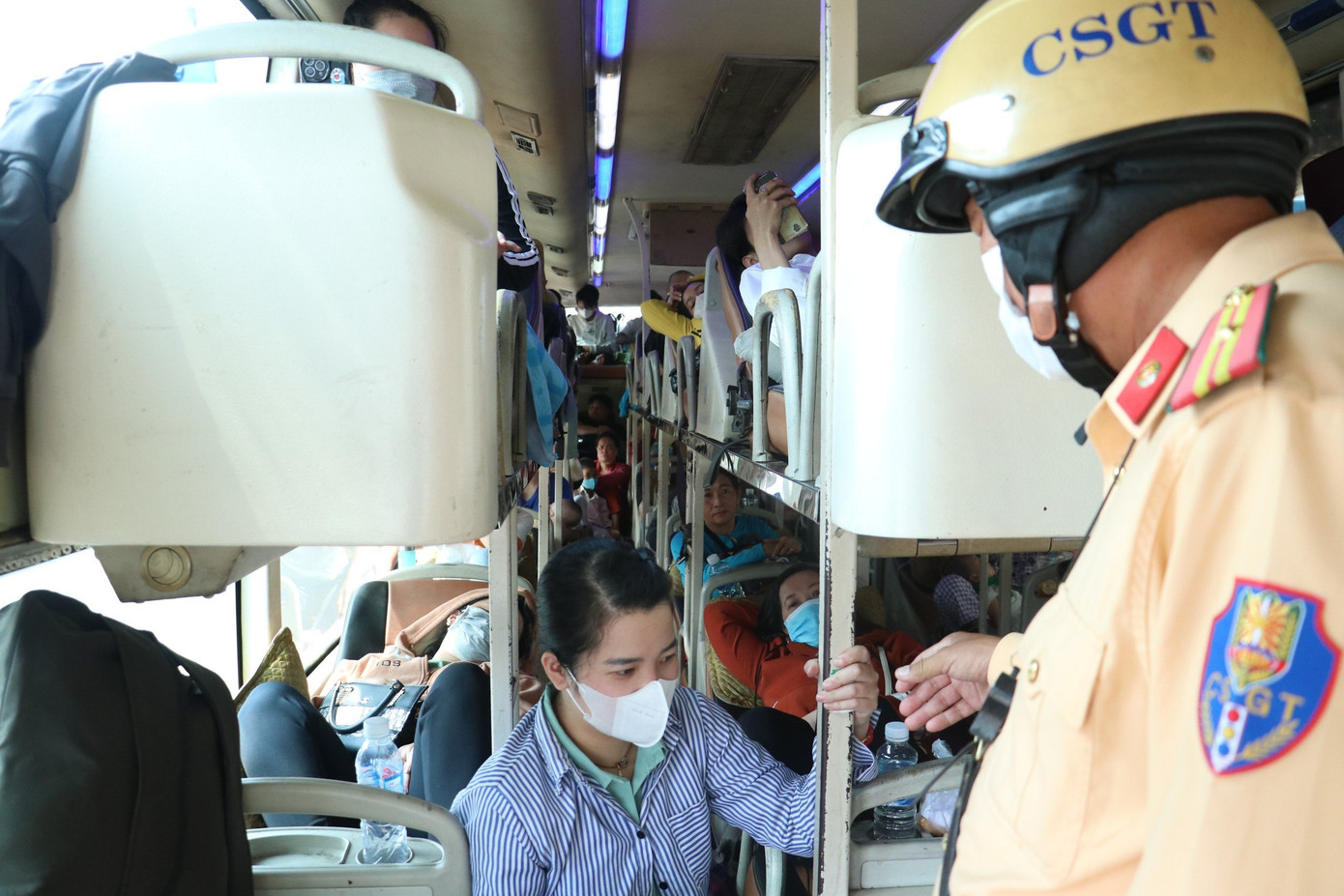 Xe có 40 giường nằm nhưng tài xế "nhồi nhét" thêm 24 hành khách. Ảnh: PC08.