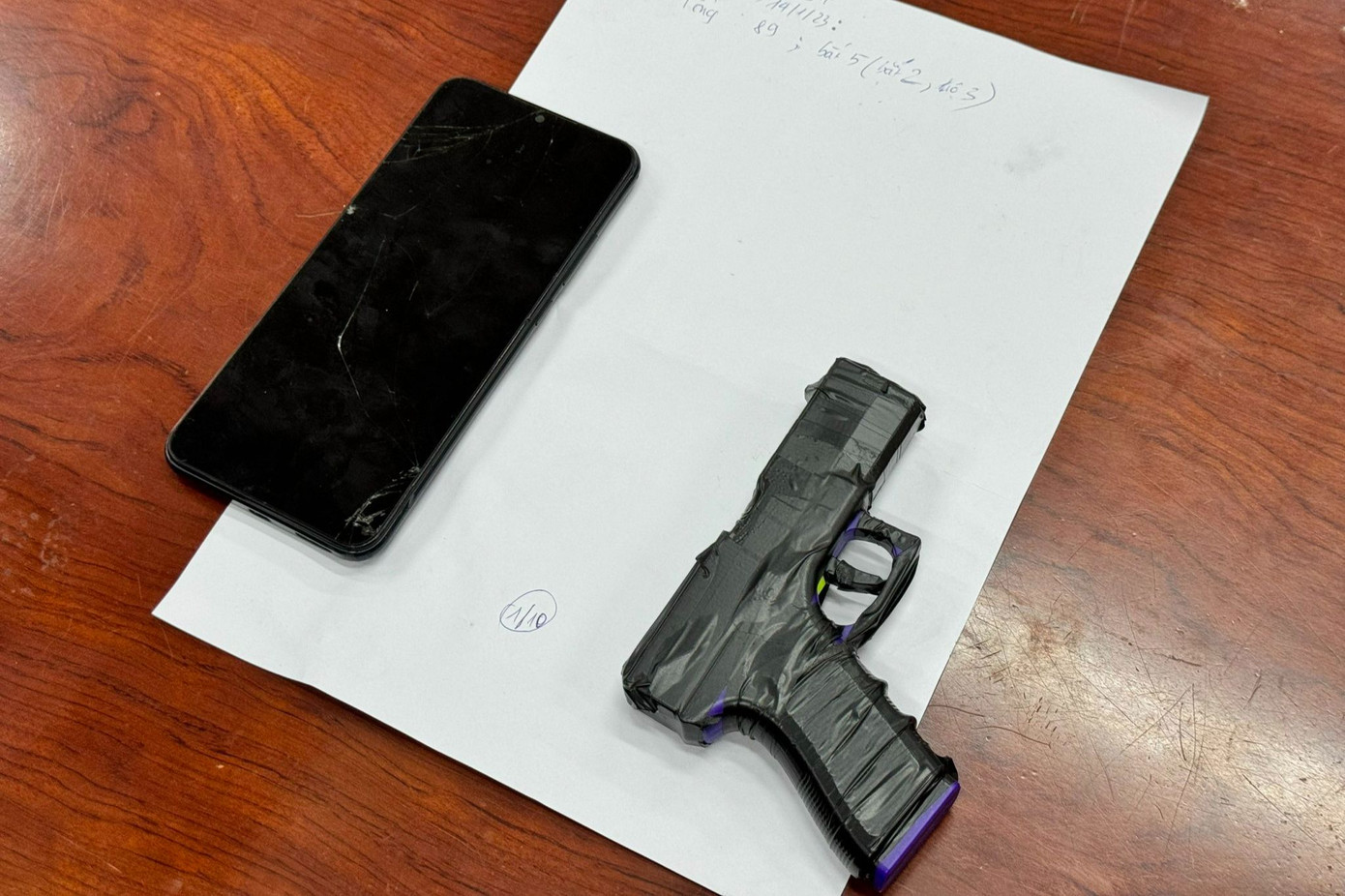 Khẩu súng nhựa mà nghi phạm dùng để đi cướp. Ảnh: Công an cung cấp.