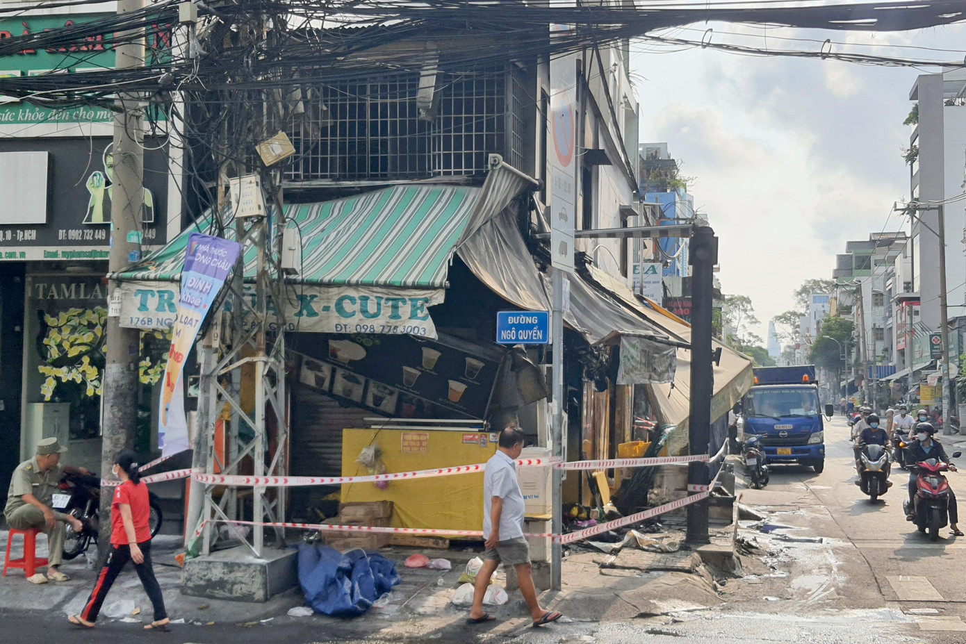 Lực lượng chức năng căng dây phong tỏa hiện trường. Ảnh: Minh Anh.