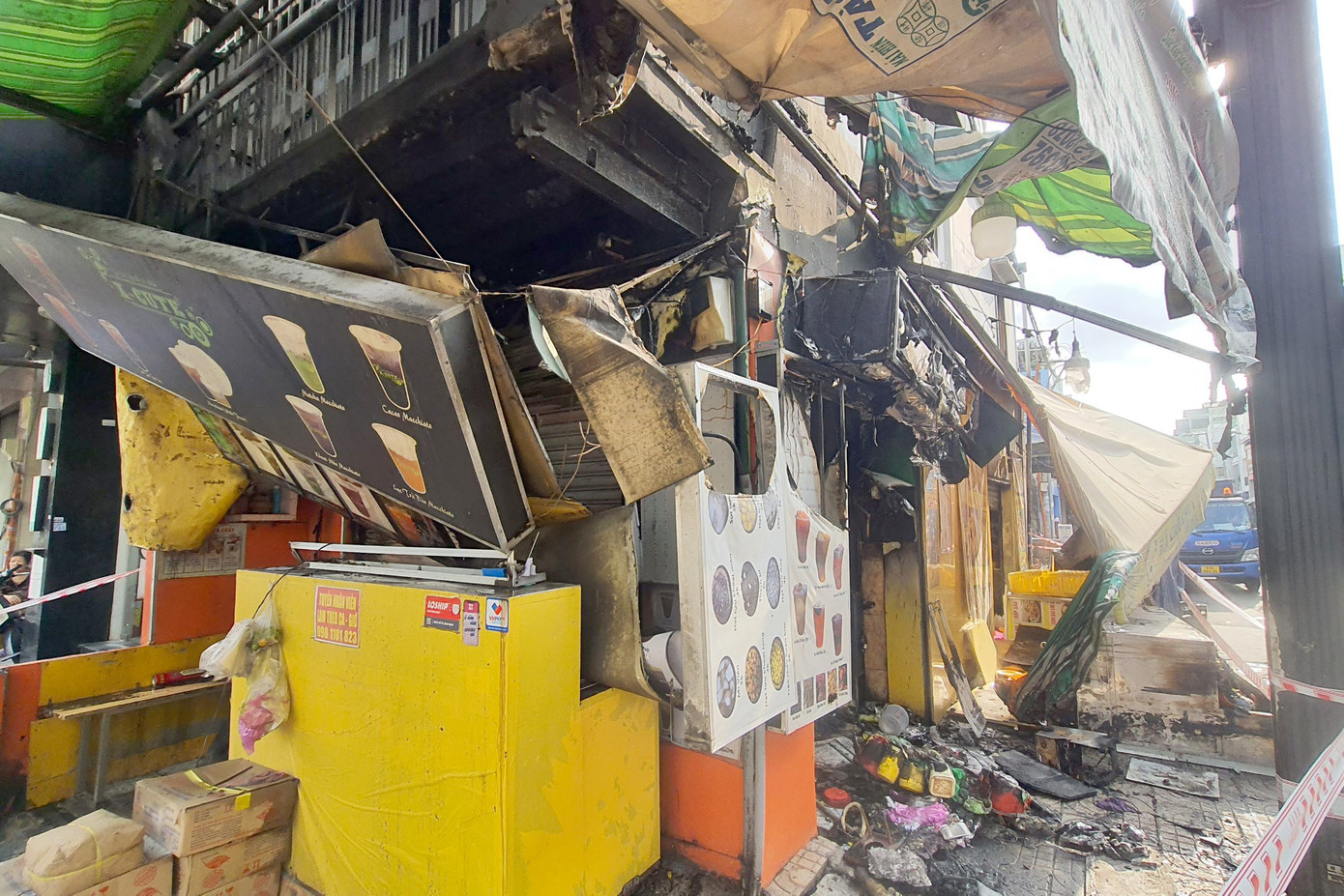Bảng hiệu và nhiều tài sản hư hỏng sau vụ cháy. Ảnh: Minh Anh.