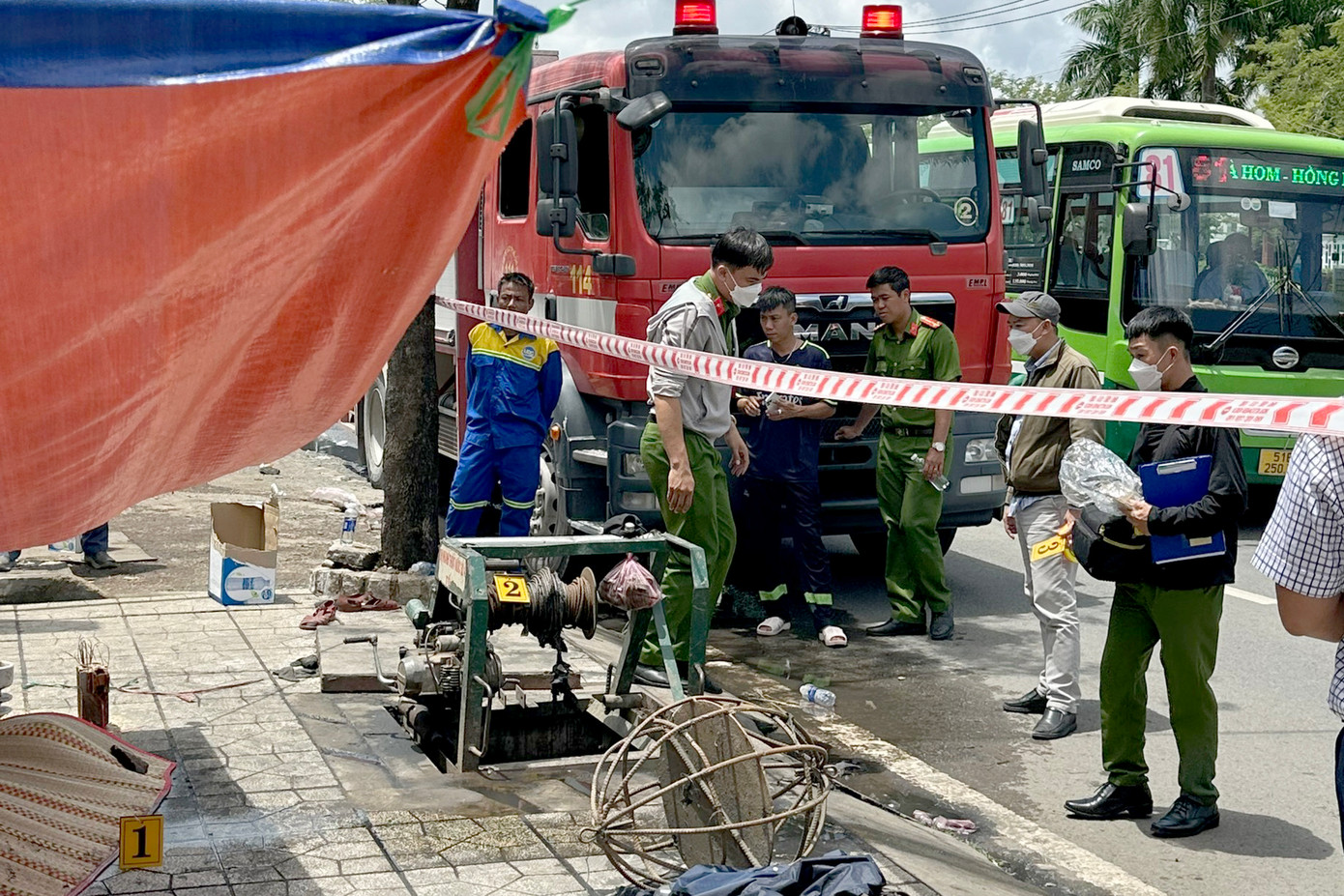 Công an khám hiện hiện trường. Ảnh: Hoàng Thuận Công an khám hiện hiện trường. Ảnh: Hoàng Thuận