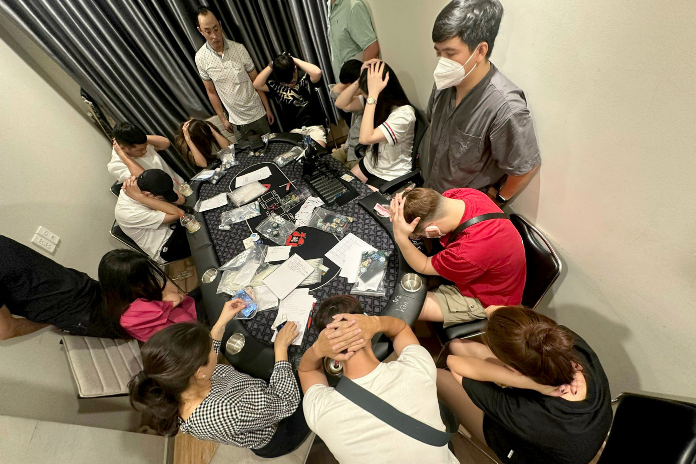 Các con bạc đang sát phạt thì bị công an bắt quả tang. Ảnh: Công an cung cấp.