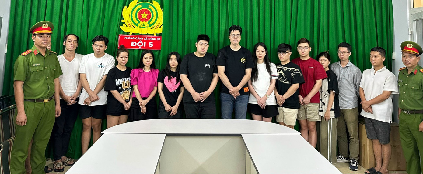 Các đối tượng tham gia tổ chức đánh bạc và đánh bạc bị công an bắt giữ. Ảnh: Công an cung cấp.