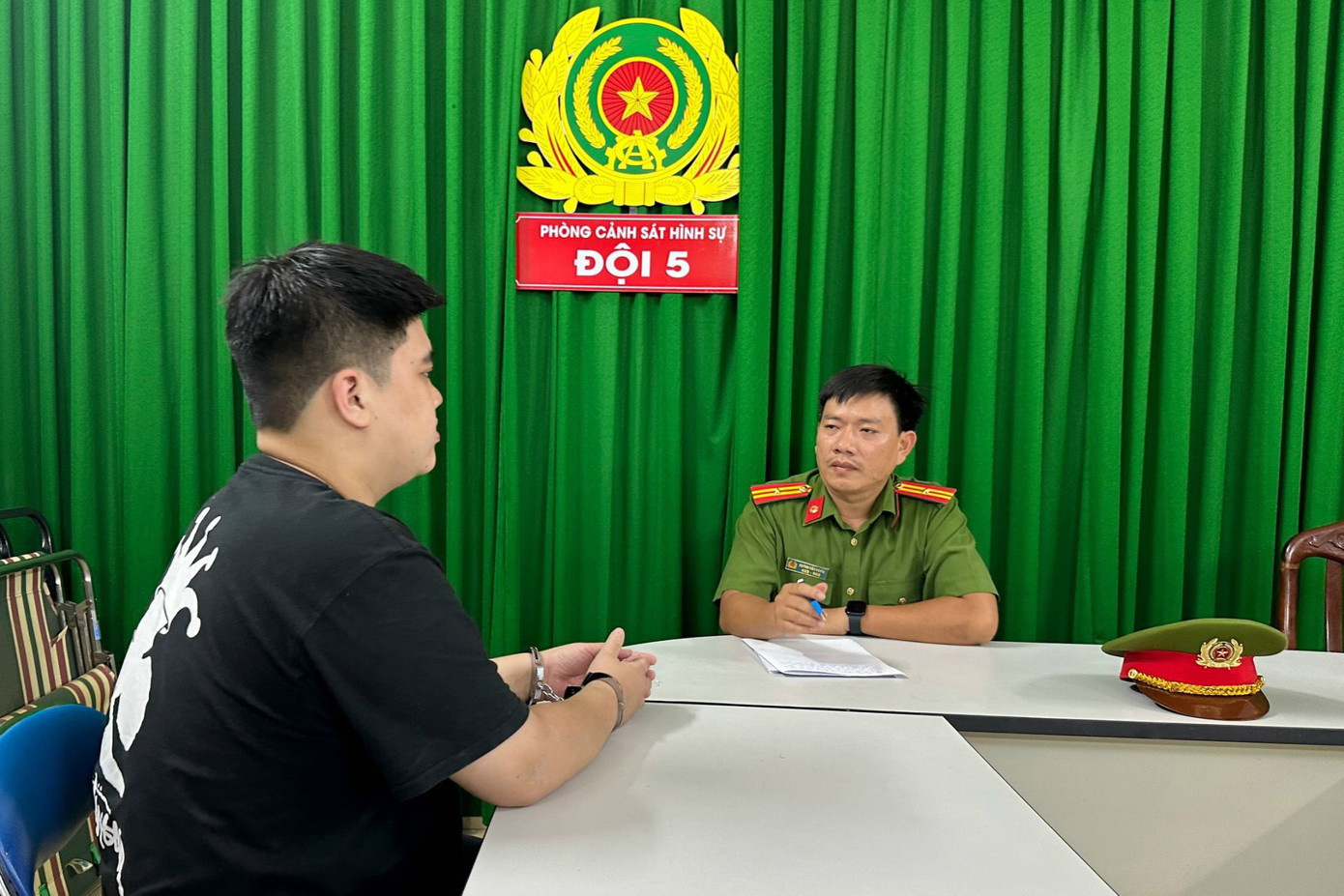 Công an lấy lời khai đối với Nguyễn Viết Anh Quân. Ảnh: Công an cung cấp.